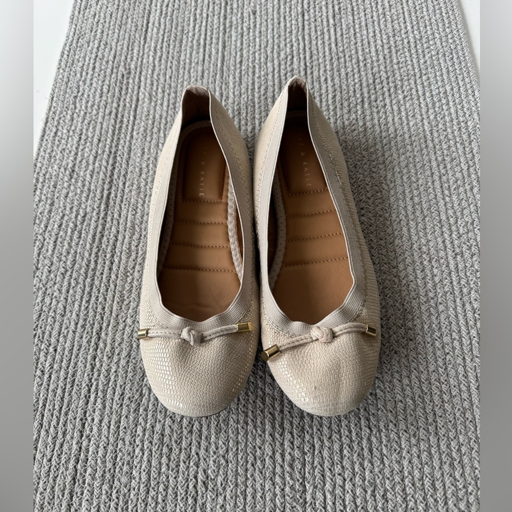 KELLY & KATIE Pearl White Croc Embossed  Leather Ballet Flats with Bows Size 7.5